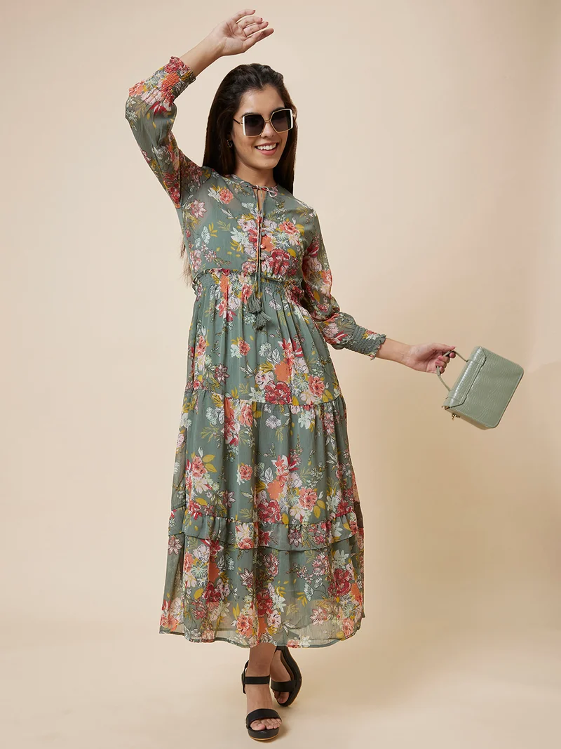 جلو باص فستان ماكسي نسائي بياقة مربوطة وطبعة زهور باللون الزيتوني والأبيض