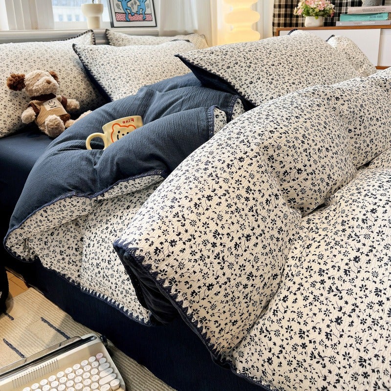 4pcs Set: Japanese-Korean Vintage Mixed Style Pastoral Small Floral Print Set - Includes 1 Duvet Cover + 1 Flat Sheet + 2 Pillowcases (No Filler). The Fabric Is Soft, Skin-friendly, Breathable, and Moisture-wicking to Prevent Stuffiness. Pairs Well - Image 1