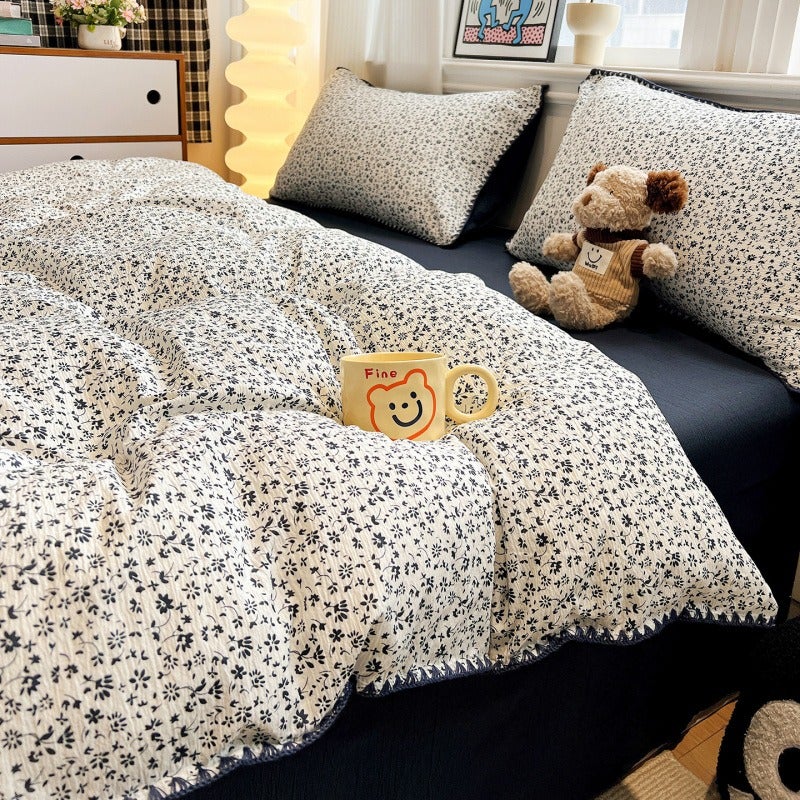4pcs Set: Japanese-Korean Vintage Mixed Style Pastoral Small Floral Print Set - Includes 1 Duvet Cover + 1 Flat Sheet + 2 Pillowcases (No Filler). The Fabric Is Soft, Skin-friendly, Breathable, and Moisture-wicking to Prevent Stuffiness. Pairs Well - Image 2