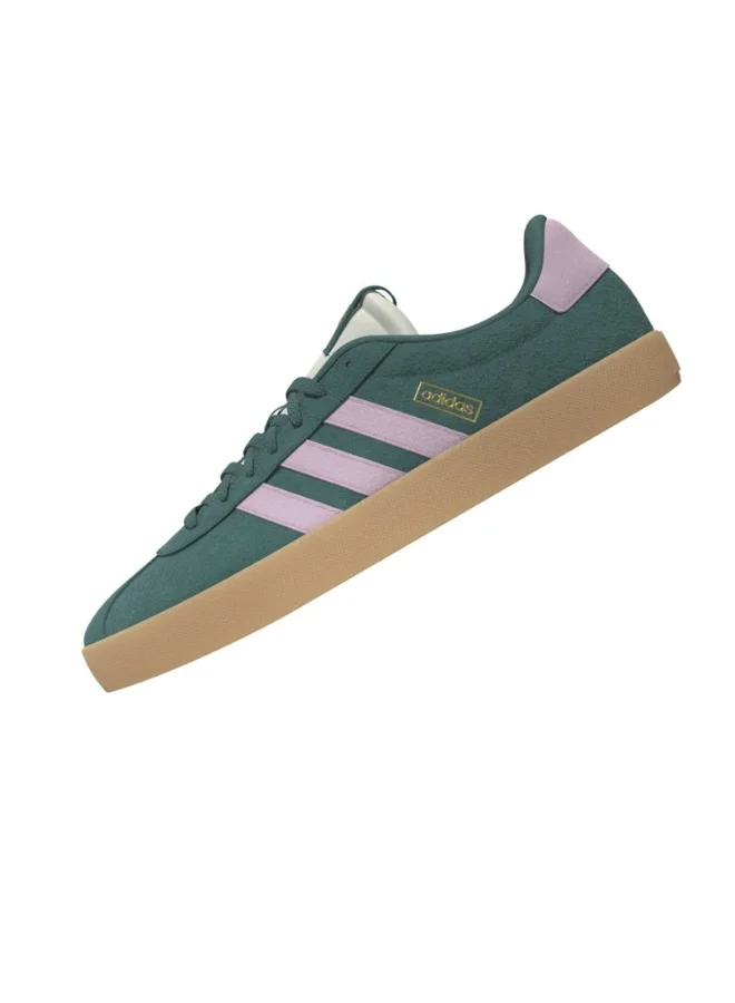 adidas أحذية رياضية نسائية خضراء   .