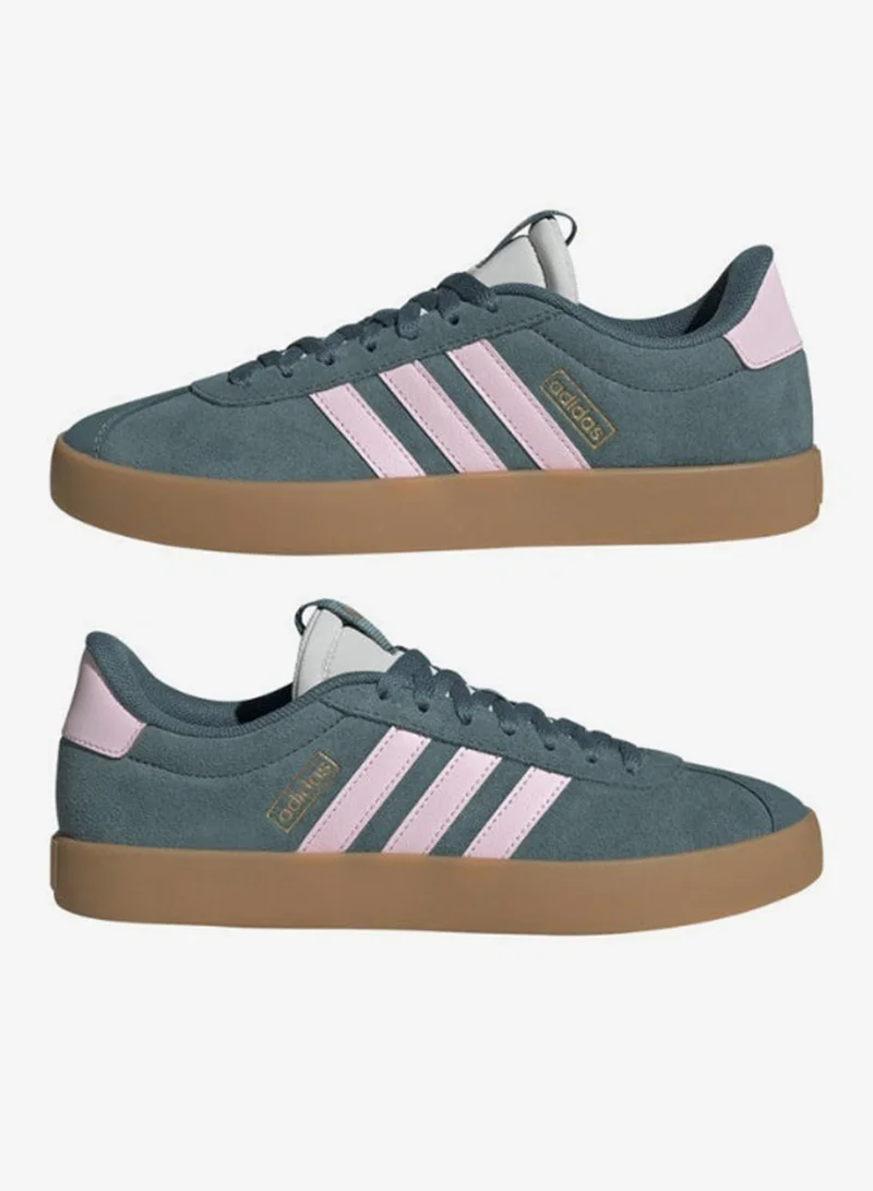 adidas أحذية رياضية نسائية خضراء   .