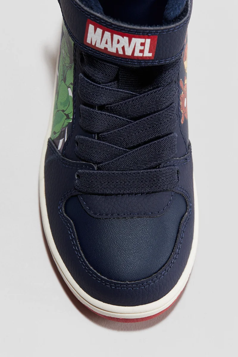 اتش اند ام حذاء رياضي بحافة عالية وبطانة دافئة