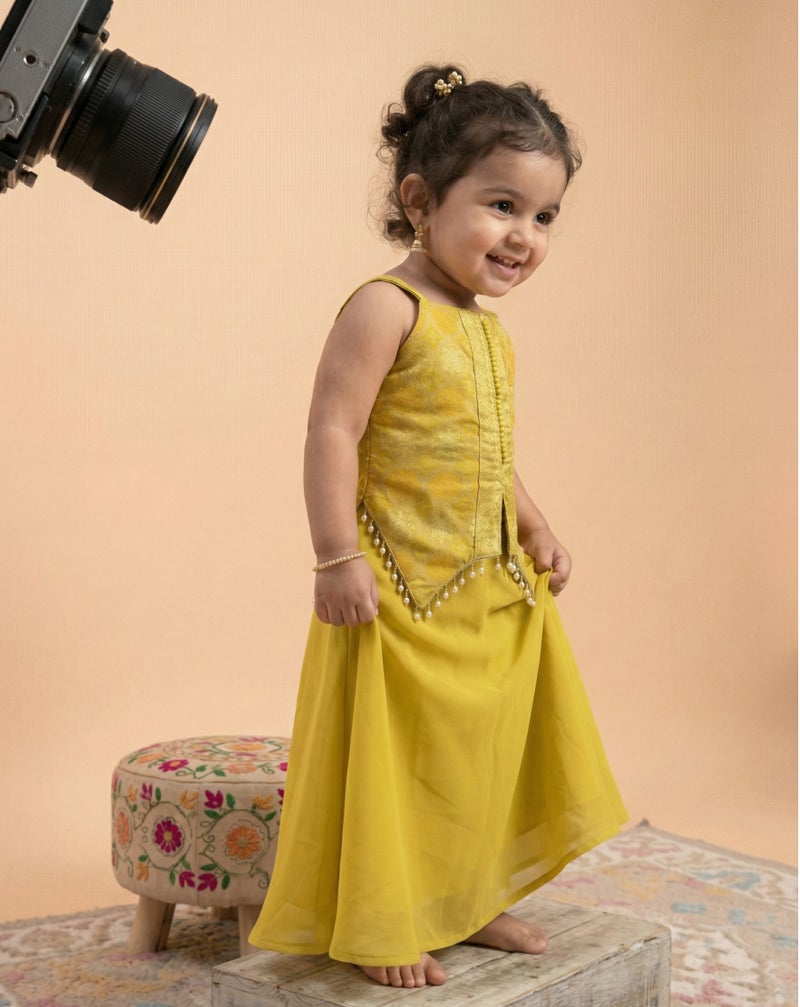 Lucky Kids كُرتا بناراسي جاكار أصفر للفتيات مع طقم شراة شيفون متدفق - Image 2