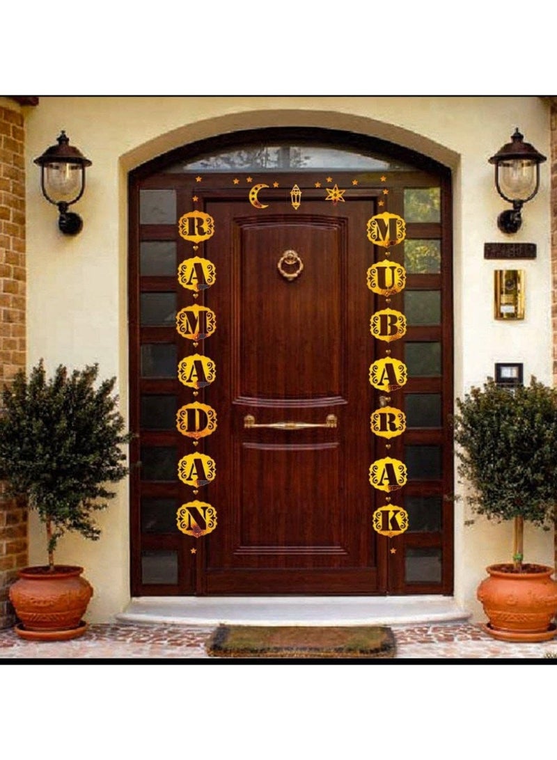 زينة رمضان معلّقة على الباب أو الحائط باللون الذهبي الأنيق، تضيف لمسة فخامة وروحانية مع عبارة Ramadan Mubarak باللغة الإنجليزية  اختيار مثالي لاستقبال الشهر الكريم بأجواء دافئة ومبهجة - Image 1