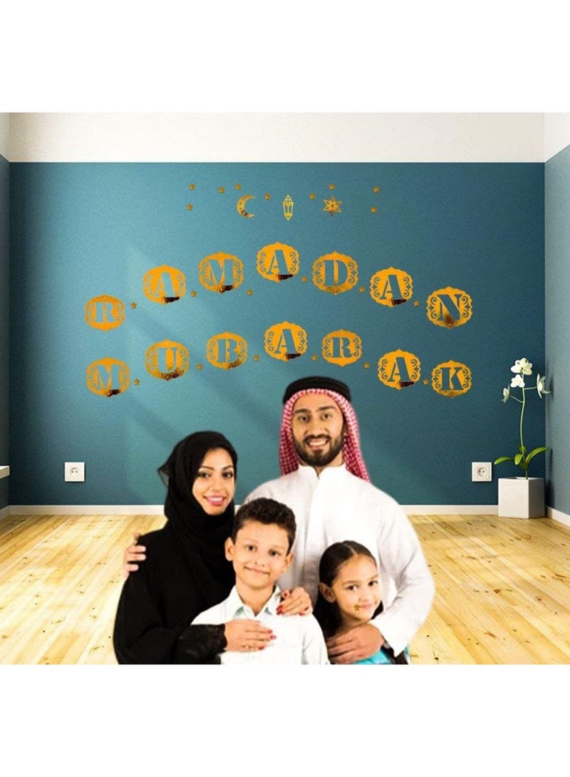 زينة رمضان معلّقة على الباب أو الحائط باللون الذهبي الأنيق، تضيف لمسة فخامة وروحانية مع عبارة Ramadan Mubarak باللغة الإنجليزية  اختيار مثالي لاستقبال الشهر الكريم بأجواء دافئة ومبهجة - Image 3