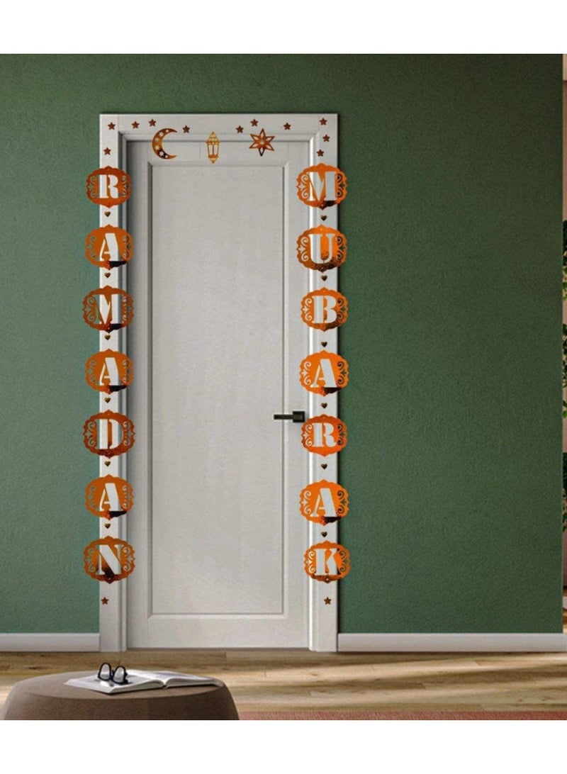 زينة رمضان معلّقة على الباب أو الحائط باللون الذهبي الأنيق، تضيف لمسة فخامة وروحانية مع عبارة Ramadan Mubarak باللغة الإنجليزية  اختيار مثالي لاستقبال الشهر الكريم بأجواء دافئة ومبهجة - Image 4