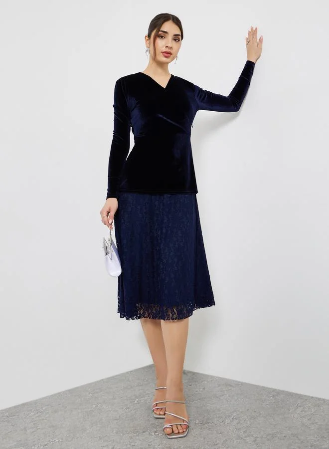 ستايلي فستان ميدي بنمط لف وحافة بتفاصيل دانتيل