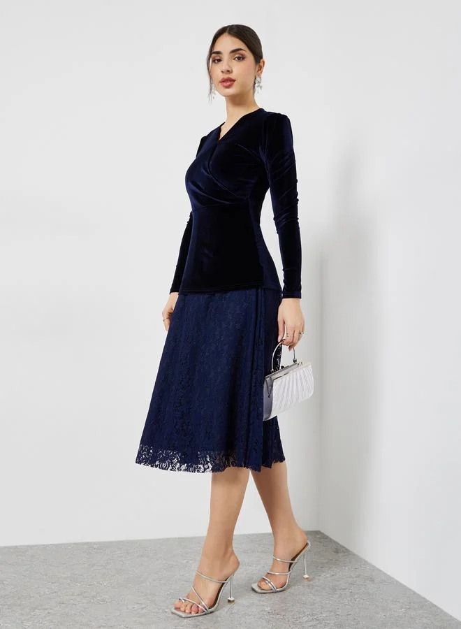 ستايلي فستان ميدي بنمط لف وحافة بتفاصيل دانتيل