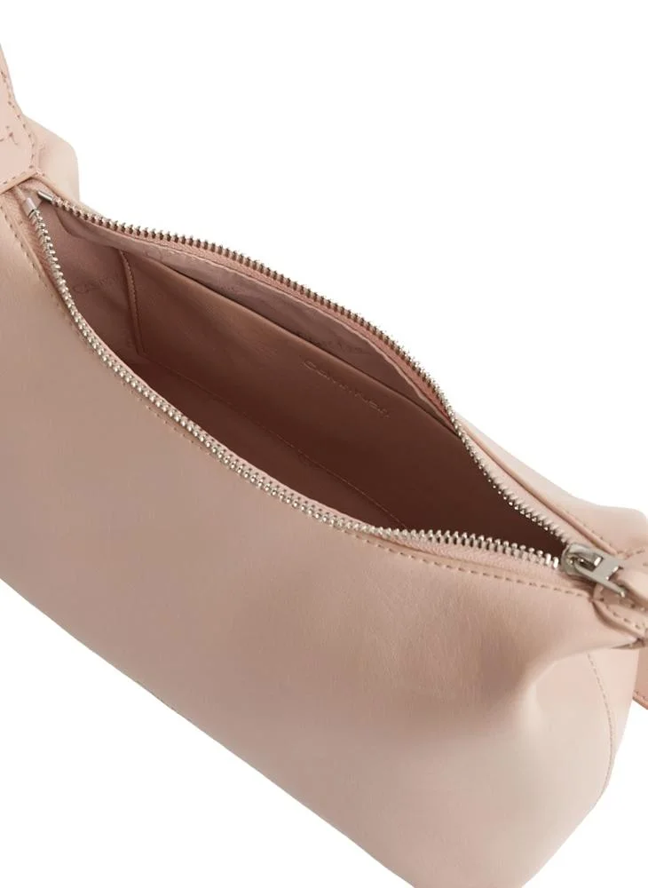 CALVIN KLEIN MEDIUM CROSSBODY BAG WITH HARDWARE STRAP