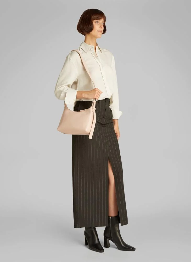 CALVIN KLEIN MEDIUM CROSSBODY BAG WITH HARDWARE STRAP