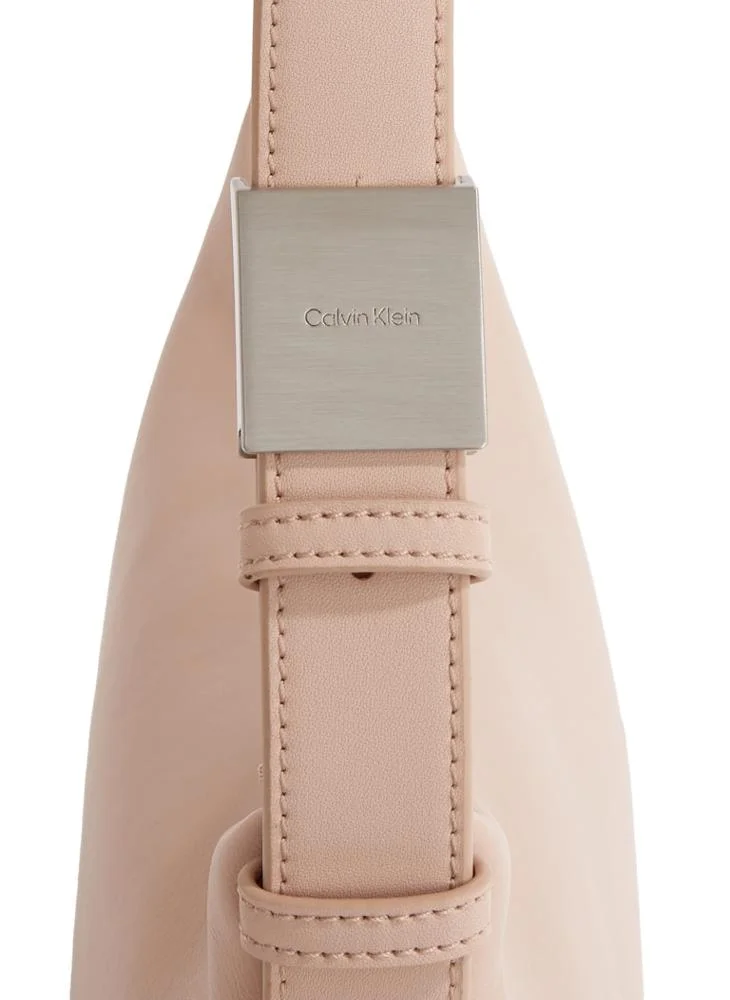 CALVIN KLEIN MEDIUM CROSSBODY BAG WITH HARDWARE STRAP
