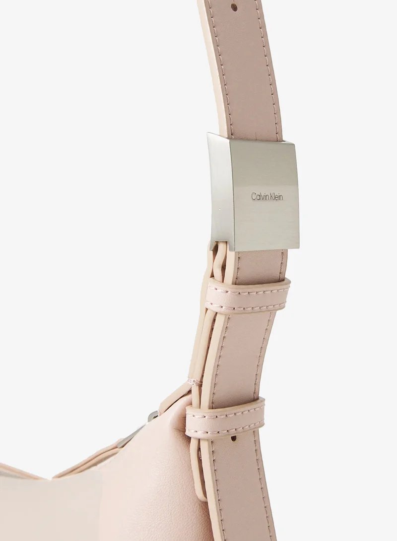CALVIN KLEIN MEDIUM CROSSBODY BAG WITH HARDWARE STRAP