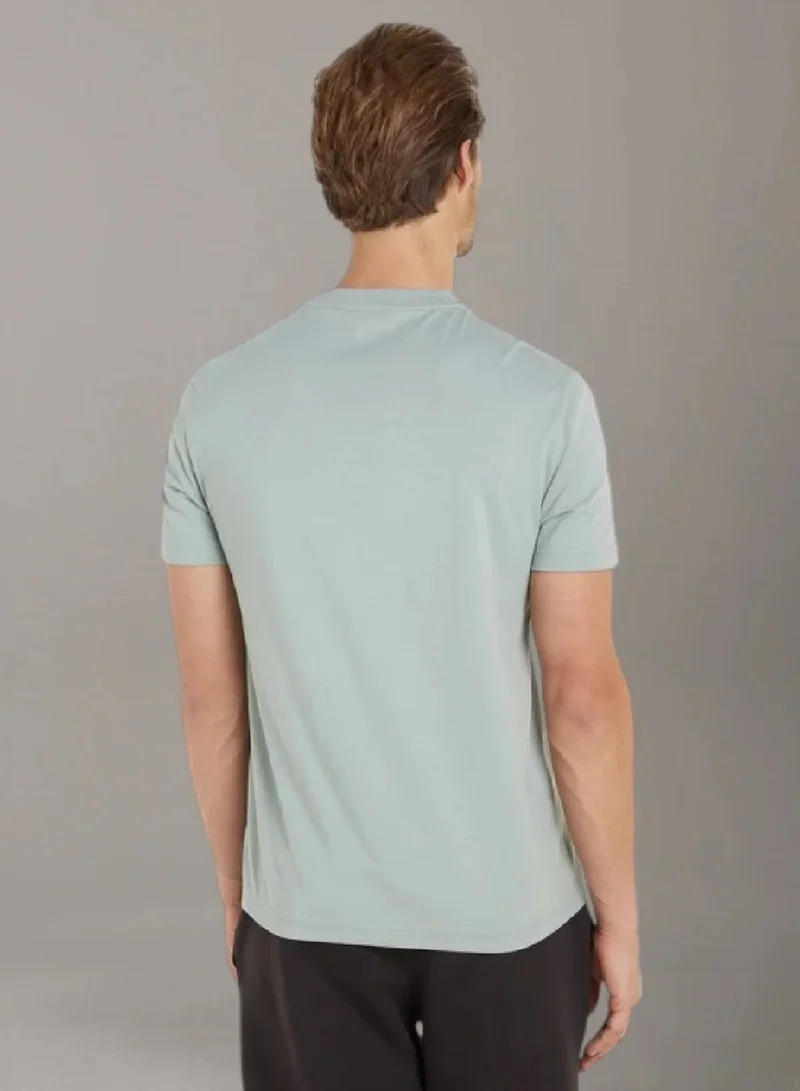 كالفن كلاين تيشرت مزين بشعار كلفن كلاين