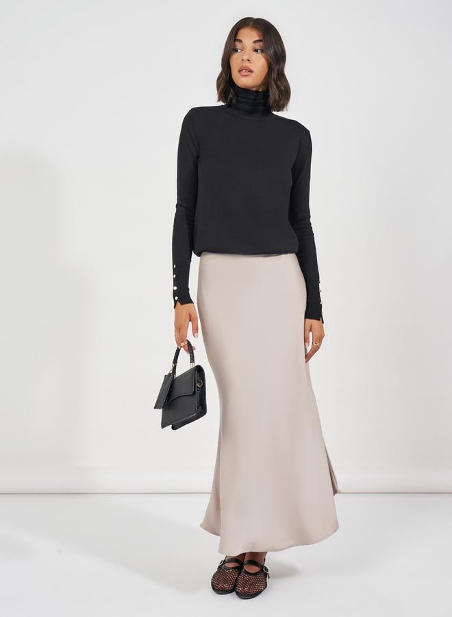 ستايلي سويتر بقصة سليم فت وياقة عالية مع اكمام وازرار - Image 2