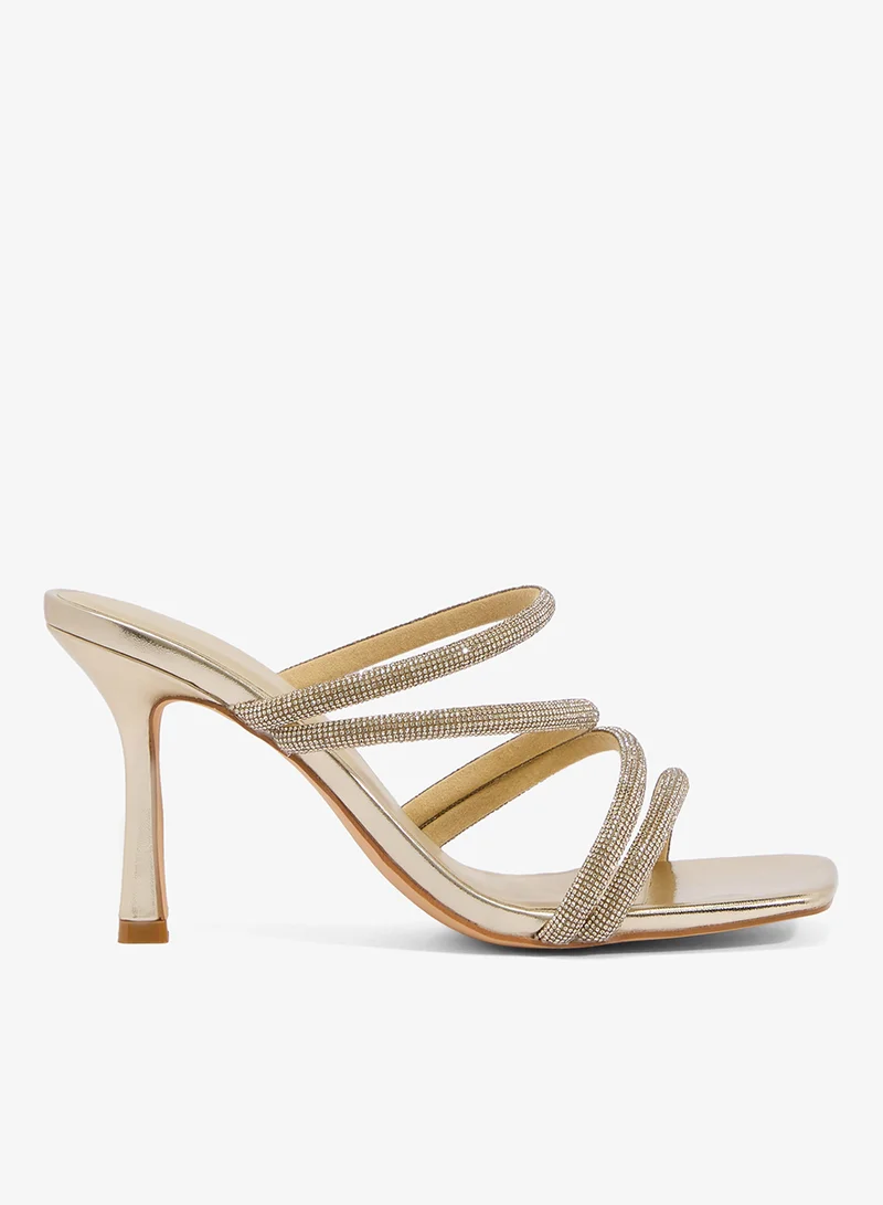 ترافل من نمشي صنادل بكعب عالٍ مزينة بالذهب بتفاصيل حزام