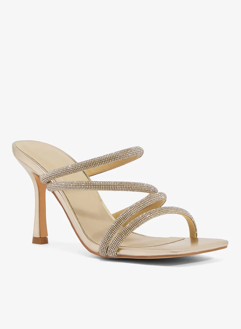 ترافل من نمشي صنادل بكعب عالٍ مزينة بالذهب بتفاصيل حزام