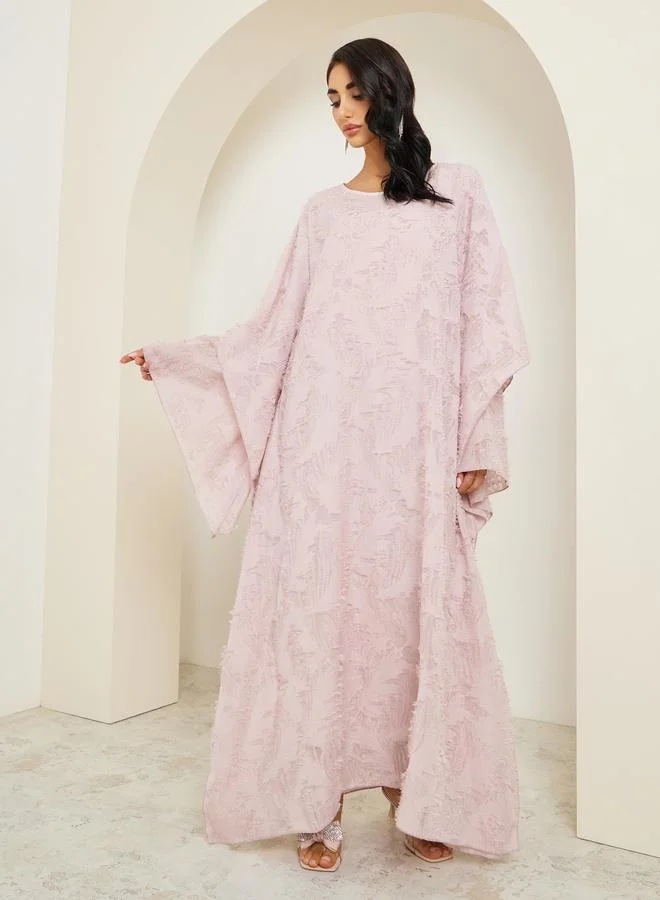 أميرة قفطان طويل بقماش بارز