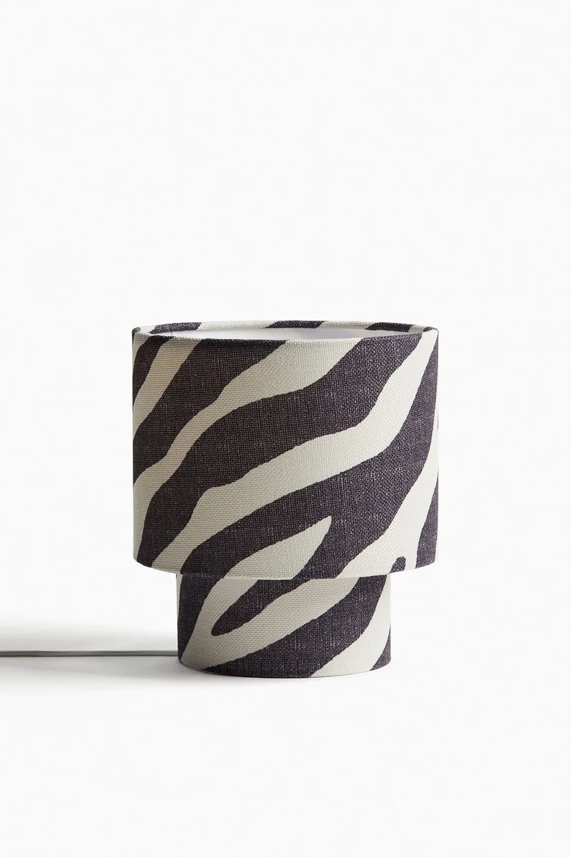 اتش اند ام مصباح طاولة مغطى بنسيج منقوش