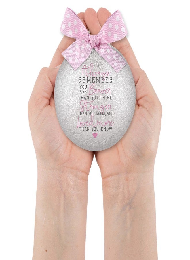 إيلانز ديزاينز زينة عيد الميلاد من إيلانز ديزاينز، كرة زجاجية منفوخة فضية اللون مقاس 4 بوصات، تحمل عبارة "أشجع، أقوى، محبوب". - Image 5