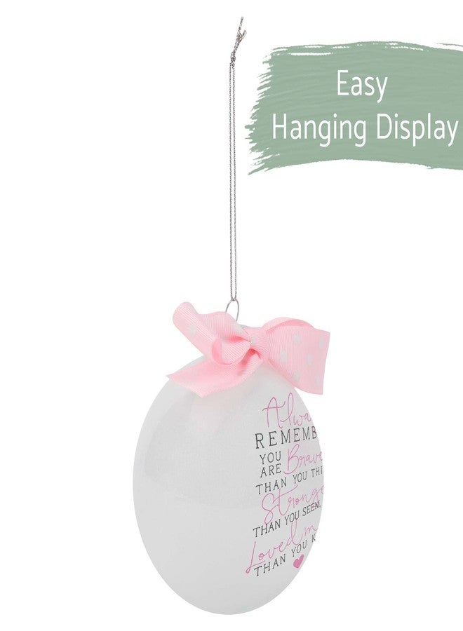 إيلانز ديزاينز زينة عيد الميلاد من إيلانز ديزاينز، كرة زجاجية منفوخة فضية اللون مقاس 4 بوصات، تحمل عبارة "أشجع، أقوى، محبوب". - Image 2