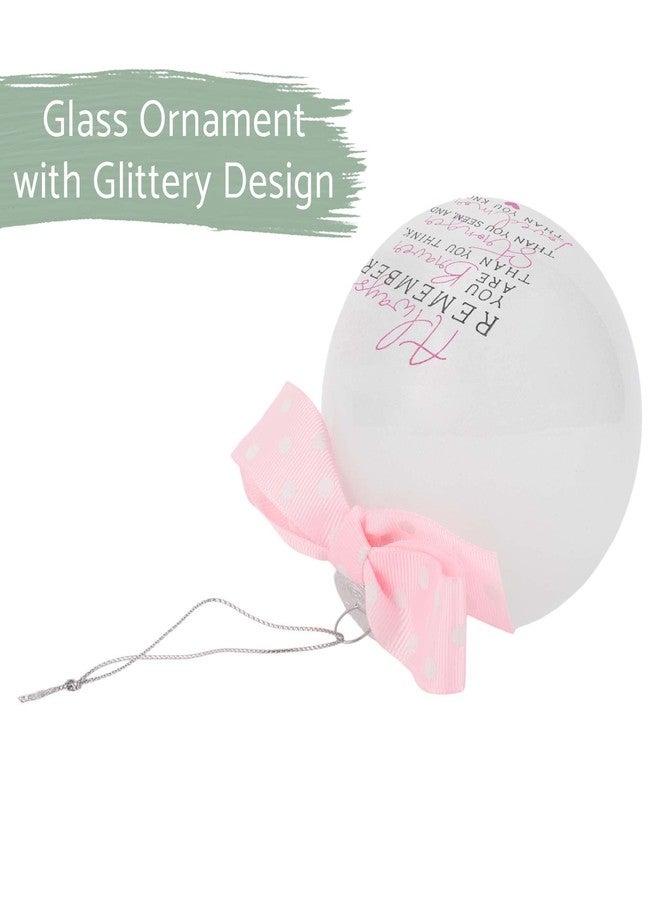 إيلانز ديزاينز زينة عيد الميلاد من إيلانز ديزاينز، كرة زجاجية منفوخة فضية اللون مقاس 4 بوصات، تحمل عبارة "أشجع، أقوى، محبوب". - Image 4