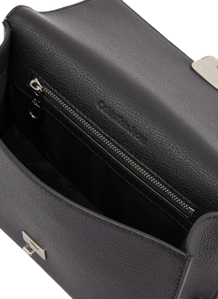 كالفن كلاين جينز Forged Chain Flap Crossbody