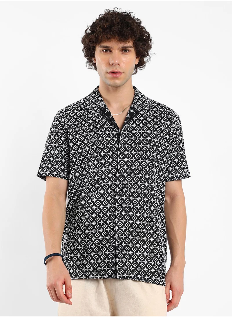 كامبوس سوترا Men's Midnight Black & Cream White Flora-Embroidered Shirt