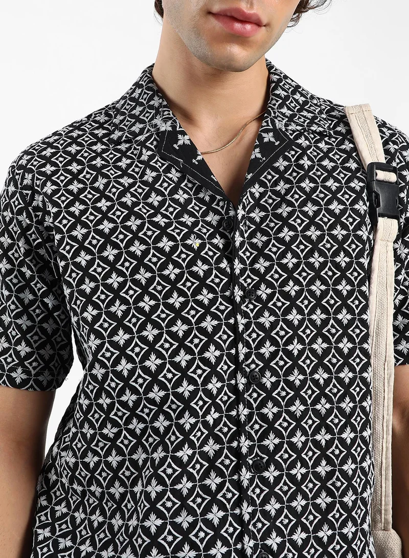 كامبوس سوترا Men's Midnight Black & Cream White Flora-Embroidered Shirt