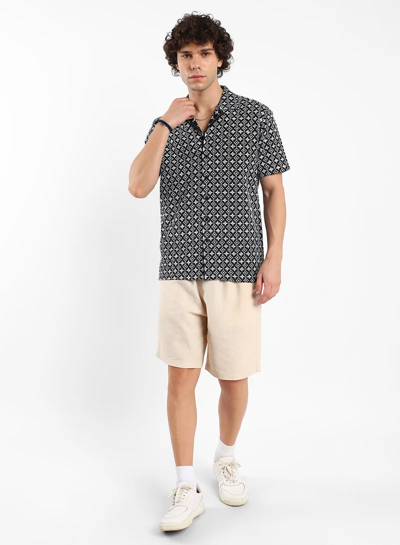 كامبوس سوترا Men's Midnight Black & Cream White Flora-Embroidered Shirt