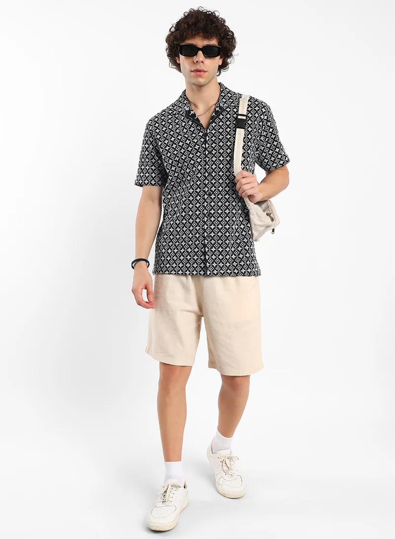 كامبوس سوترا Men's Midnight Black & Cream White Flora-Embroidered Shirt