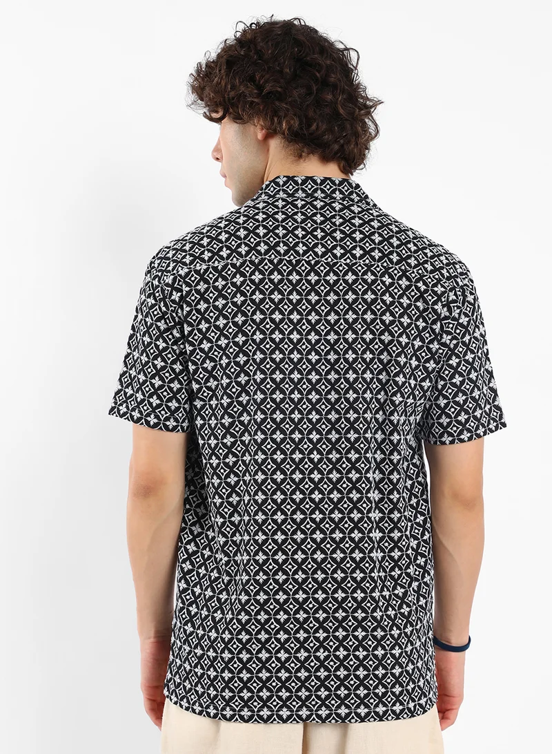 كامبوس سوترا Men's Midnight Black & Cream White Flora-Embroidered Shirt