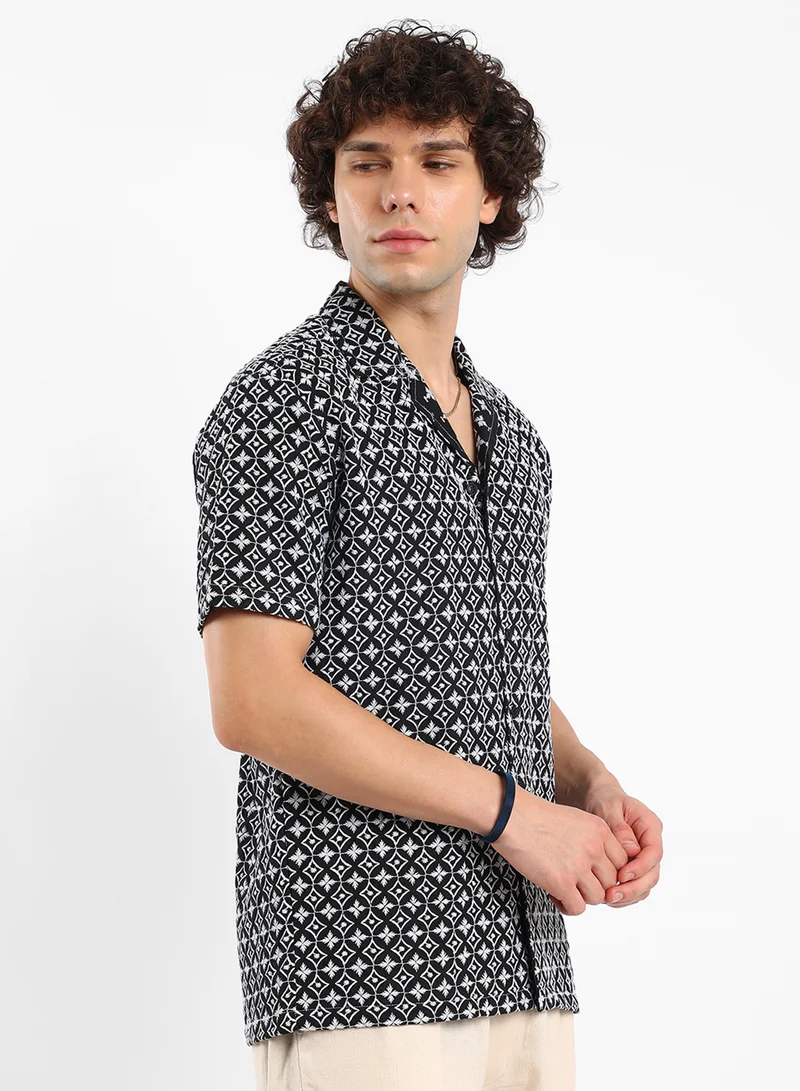 كامبوس سوترا Men's Midnight Black & Cream White Flora-Embroidered Shirt