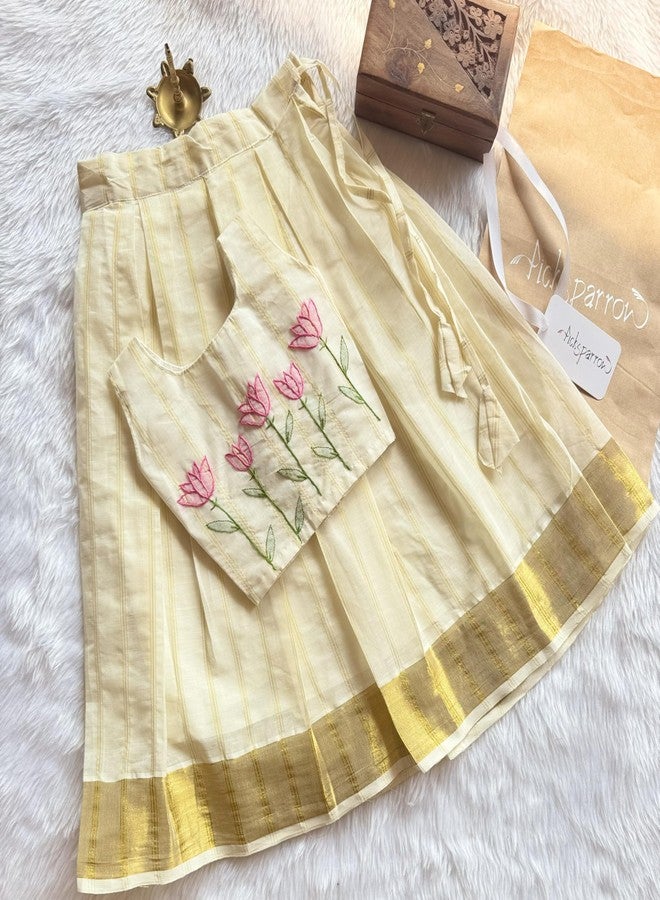 Picksparrow فستان عرقي تقليدي مطرز يدويًا من Picksparrow Baby Girl Pattu pavadai/Lehenga Choli/(LOTUS/ROSE/SUNFLOWER_STRIPES, Kasavu) (ذهبي، 1-2 سنوات) - Image 4