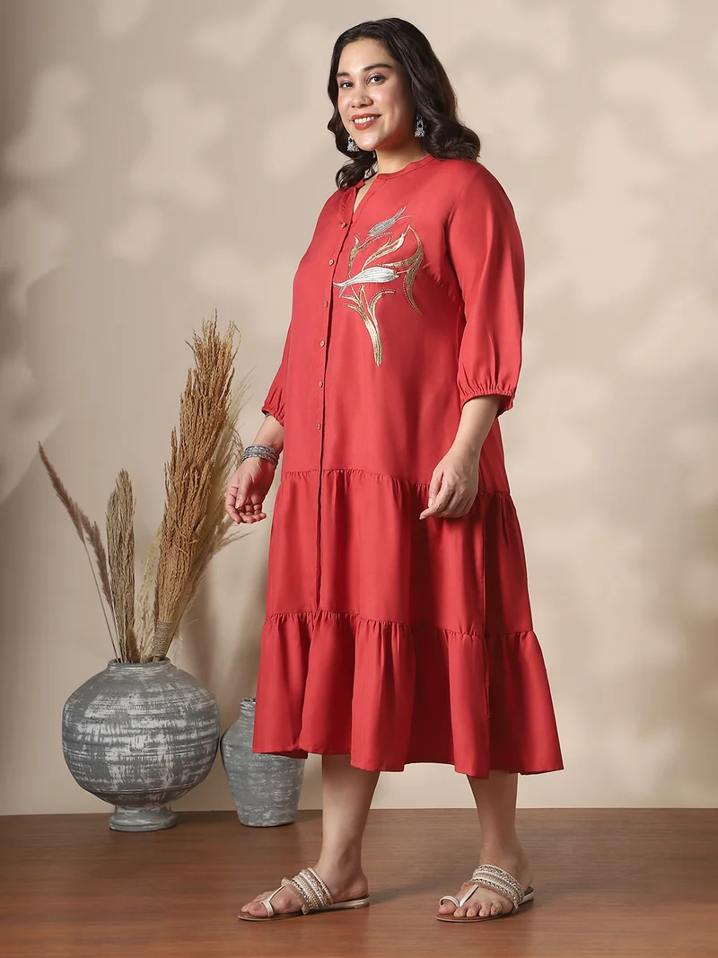 جلو باص فستان قميص نسائي جلوبلس جلوبس أحمر بياقة ماندرين وأكمام أسقف مطرز بالزهور وطبقات مقاس كبير -