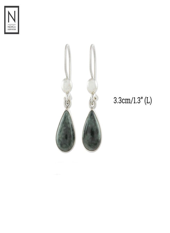 نوفيكا أقراط متدلية من اليشم الأخضر الداكن من نوفيكا، مصنوعة يدويًا من الفضة الإسترليني، على شكل قطرة، من غواتيمالا [1.3 بوصة طول × 0.3 بوصة عرض]، "دموع خضراء داكنة" - Image 3