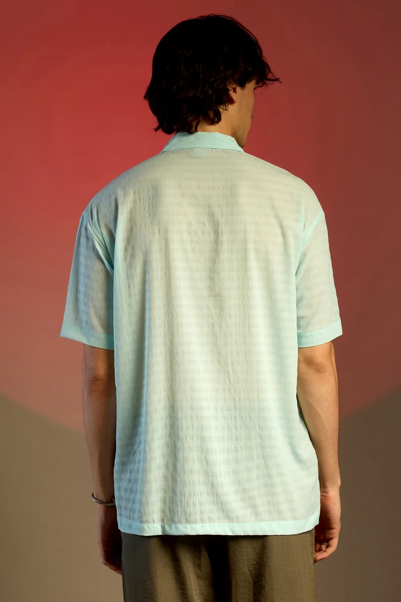 Campus Sutra Campus Sutra Men's Powder Blue Oversized Woven Shirt For Casual Wear | Cuban Collar | Short Sleeve | Button Closure | Oversized Shirt Crafted With Comfort Fit For Everyday Wear