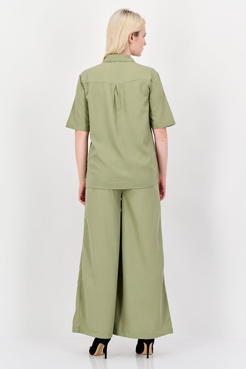 ANNE KLEIN طقم قميص قصير الأكمام ذو ياقة مدببة وبنطلون بالازو من قطعتين للنساء، أخضر - Image 2