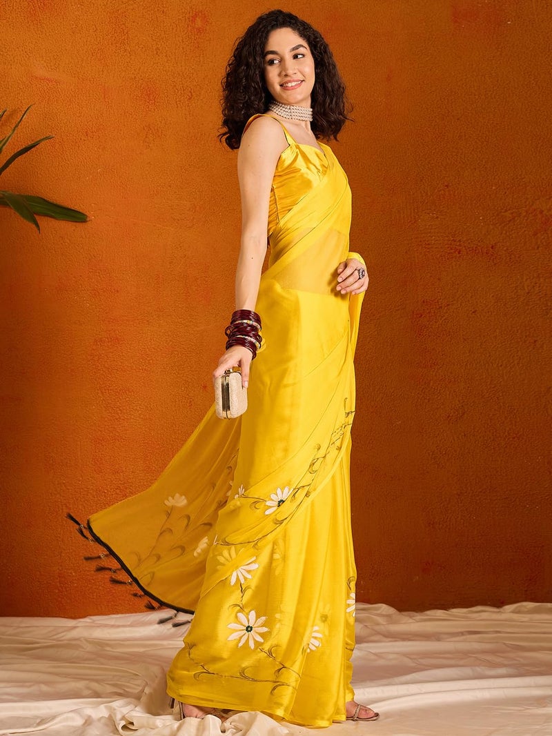 saree mall ساري مول للسيدات - ساري صيفي خفيف الوزن بلون أصفر من الشيفون مع رسومات يدوية على الزهور وتفاصيل من الكشكشة على البالو - Image 5