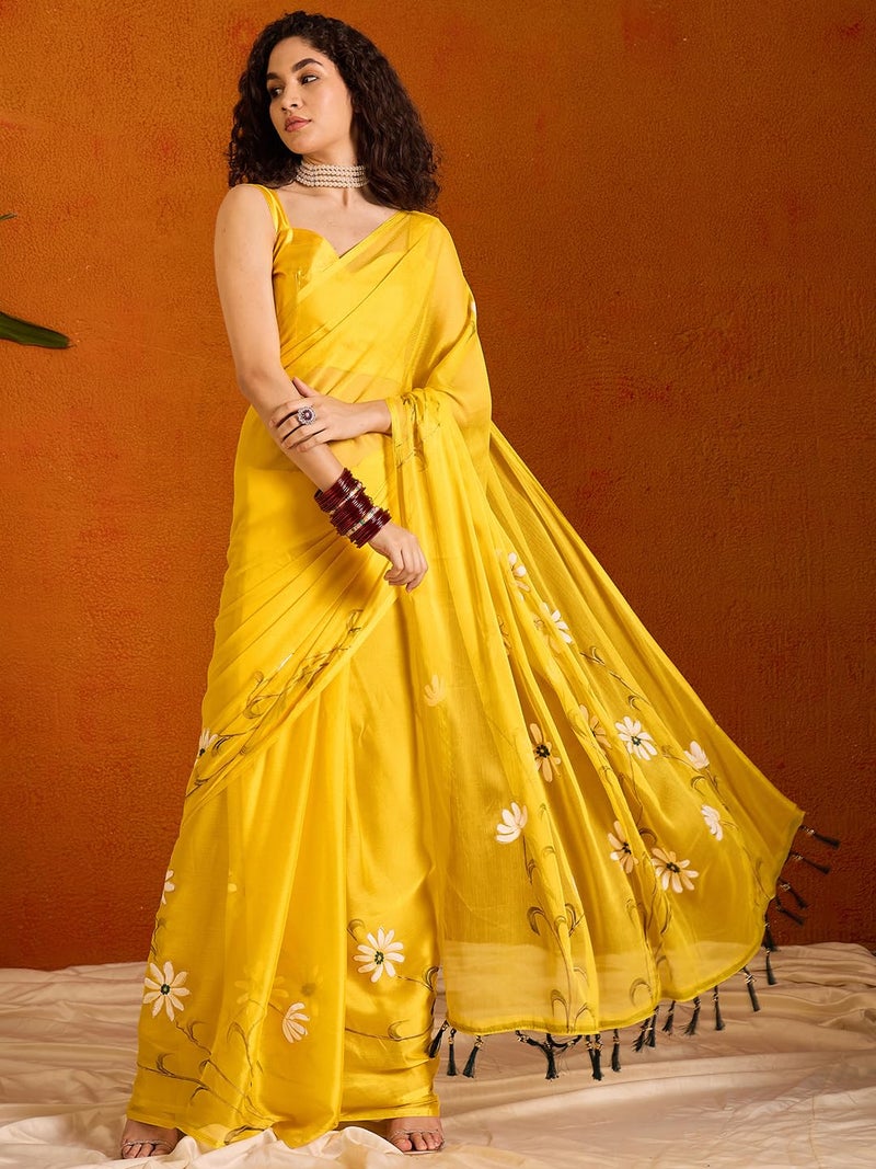 saree mall ساري مول للسيدات - ساري صيفي خفيف الوزن بلون أصفر من الشيفون مع رسومات يدوية على الزهور وتفاصيل من الكشكشة على البالو - Image 3