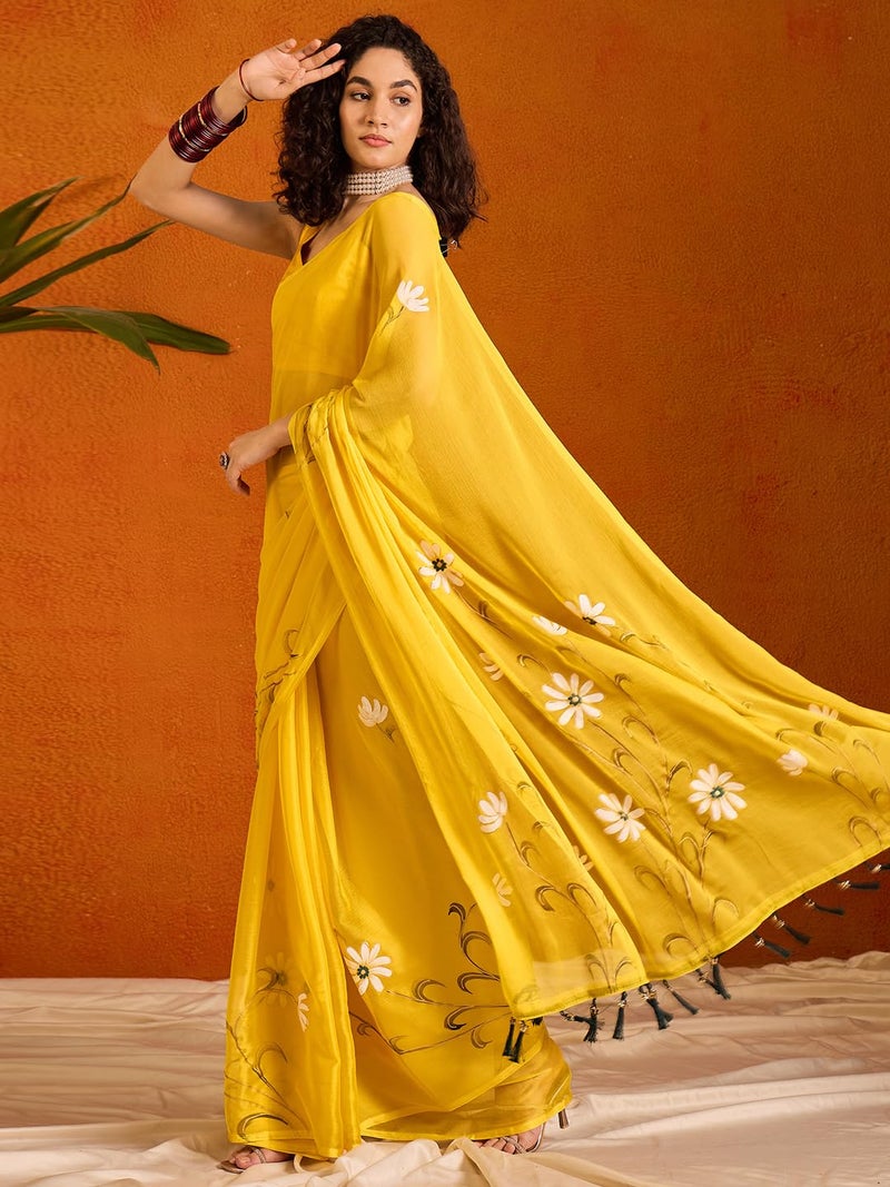 saree mall ساري مول للسيدات - ساري صيفي خفيف الوزن بلون أصفر من الشيفون مع رسومات يدوية على الزهور وتفاصيل من الكشكشة على البالو - Image 4