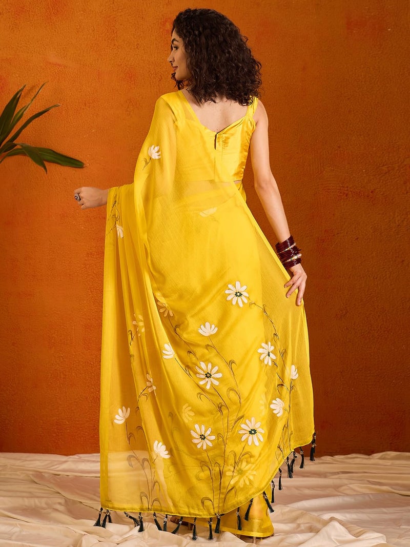 saree mall ساري مول للسيدات - ساري صيفي خفيف الوزن بلون أصفر من الشيفون مع رسومات يدوية على الزهور وتفاصيل من الكشكشة على البالو - Image 2