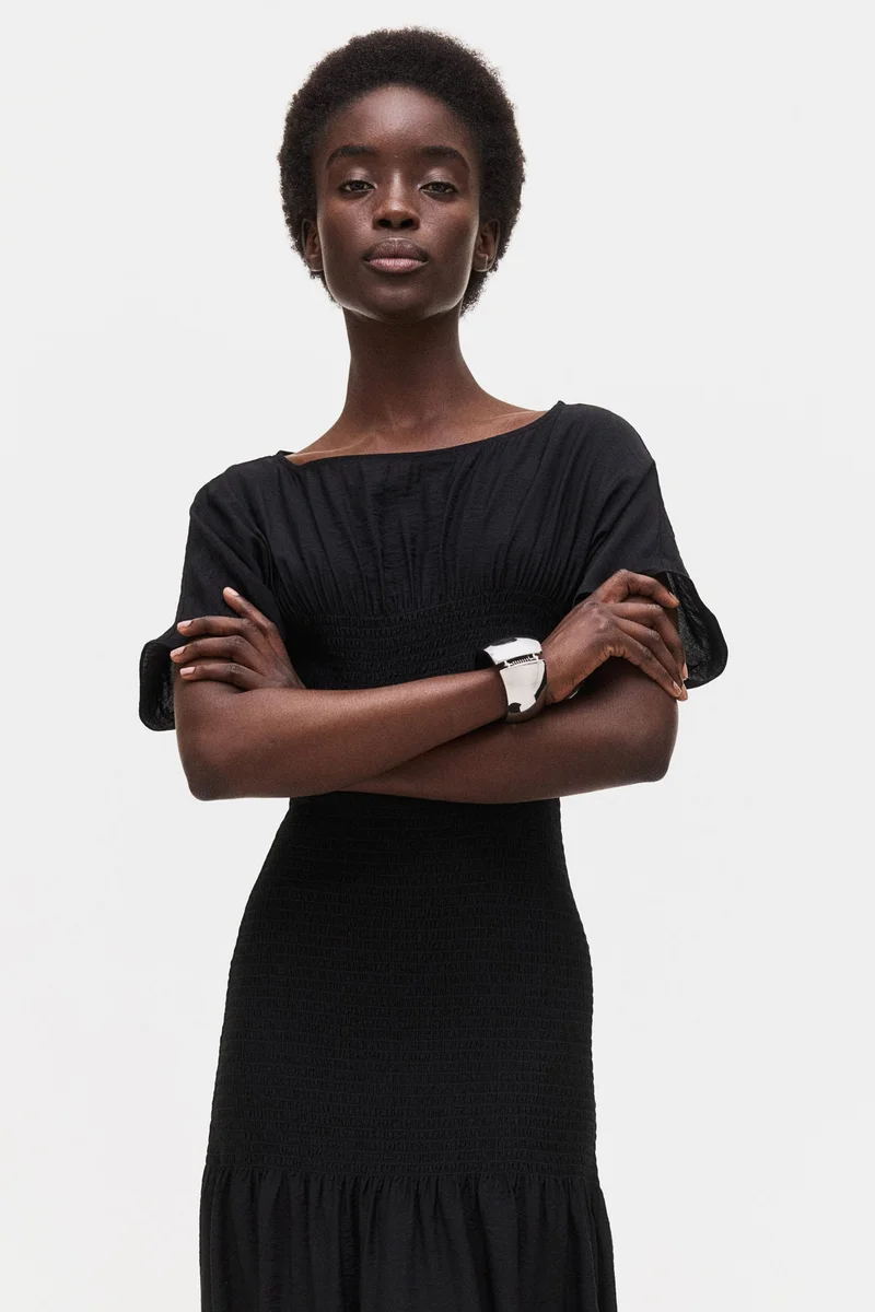 اتش اند ام فستان بتفاصيل ثنيات