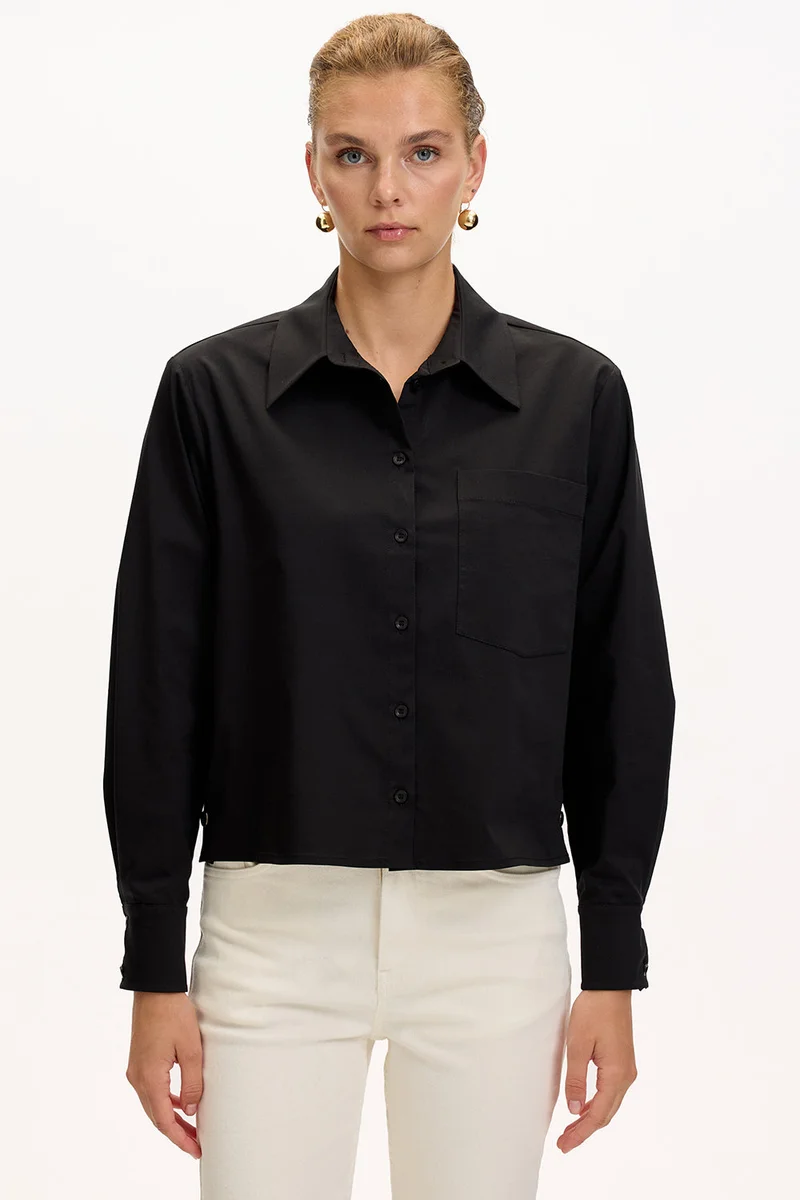 Exquise Long-sleeved, pocketed, snap-button detailed regular black shirt.