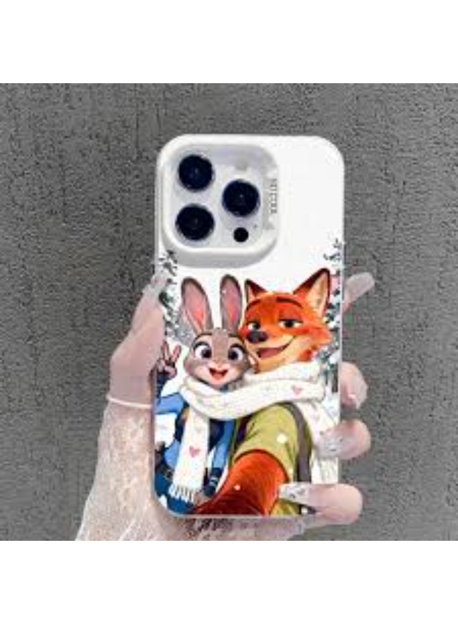 حافظة هاتف بتصميم كرتوني الشخصيتين المحبوبتين، الثعلب نيك وايلد والأرنبة جودي هوبس ، وهما في وضعية "سيلفي" ودودة.متوافق مع ايفون 16 برو