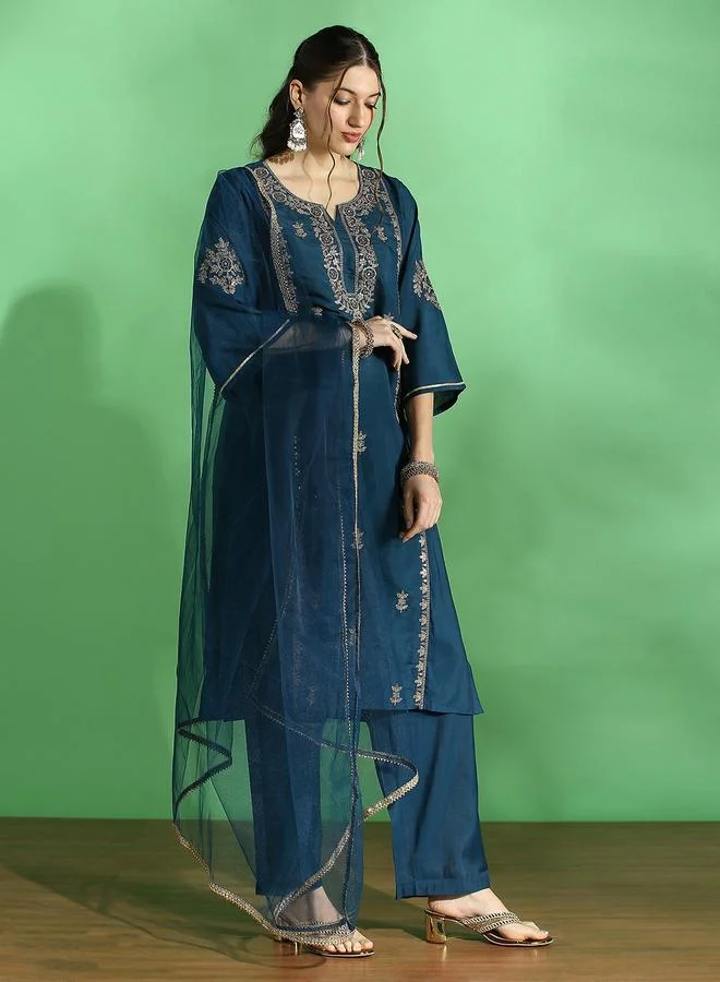 جلو باص طقم كورتا مستقيمة مطرزة بتطريز زاري عند الصدر مع بنطال وشيلة