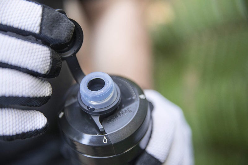 CAMELBAK زجاجة ماء دراجة جبلية من كاملباك بوديوم ديرت سيريز 21 أونصة - سوداء - Image 3