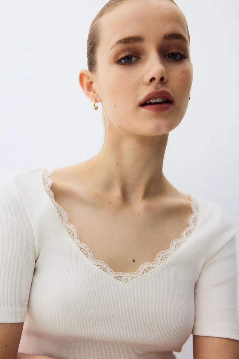 اتش اند ام بلوزة محبوكة من نسيج مرن