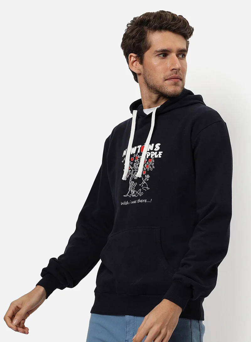 كامبوس سوترا هودي رجالي بطبعة تفاحة نيوتن باللون الأسود الأونيكس