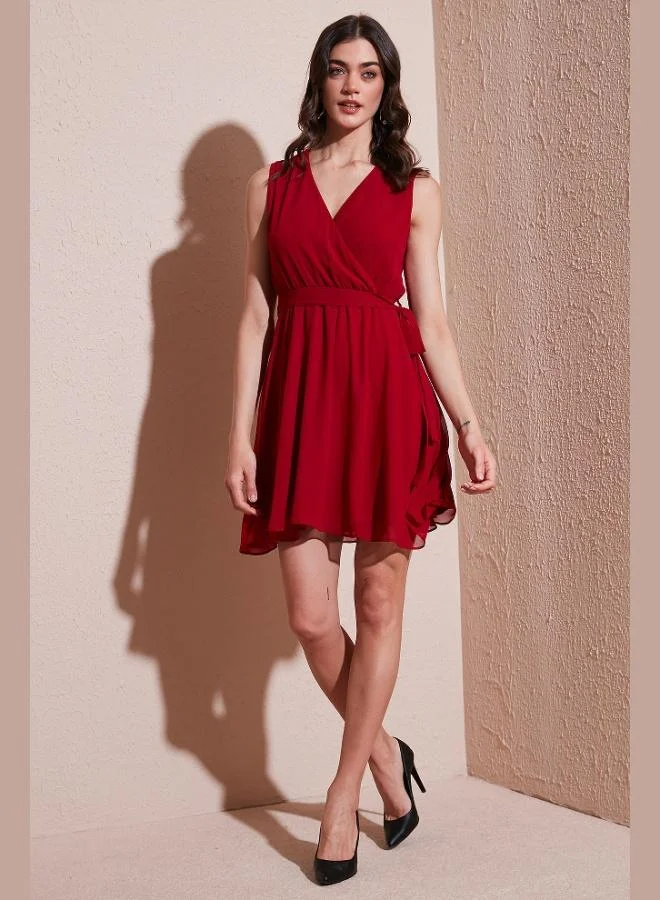 ليلا فستان قصير نسائي ليلا بقصة عادية بياقة مزدوجة الصدر وتفاصيل ربطة من الشيفون