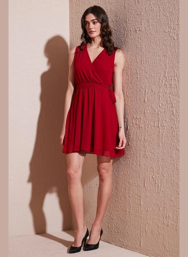 ليلا فستان قصير نسائي ليلا بقصة عادية بياقة مزدوجة الصدر وتفاصيل ربطة من الشيفون